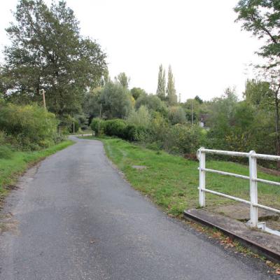 On passe le pont sur le canal